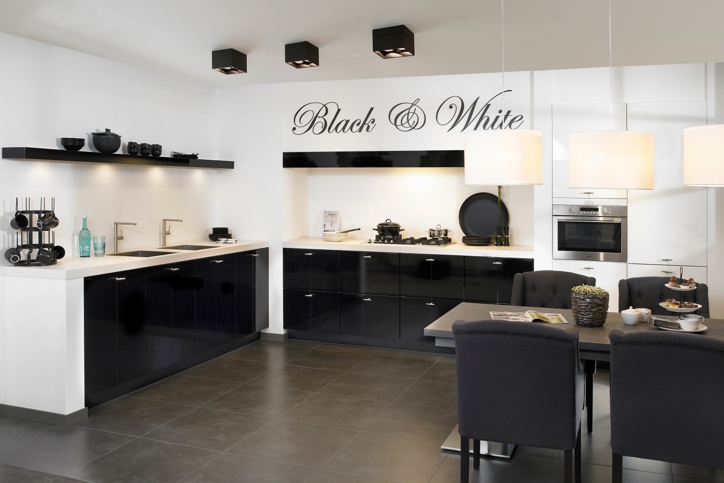 Zwarte keuken. landelijk, modern of hout. ook met wit keur