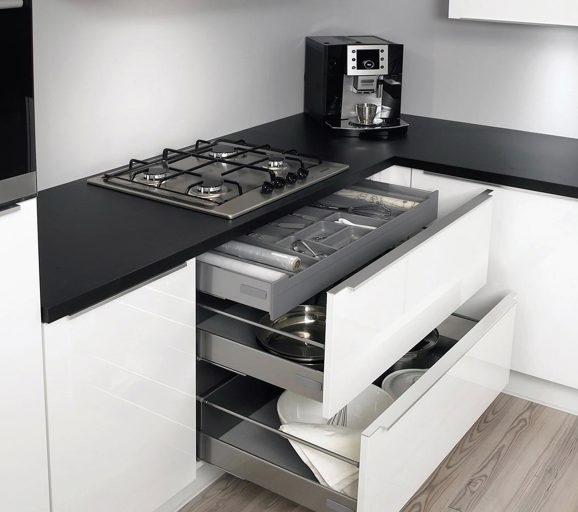 Hoogglans witte keuken met betonblad – atumre.com
