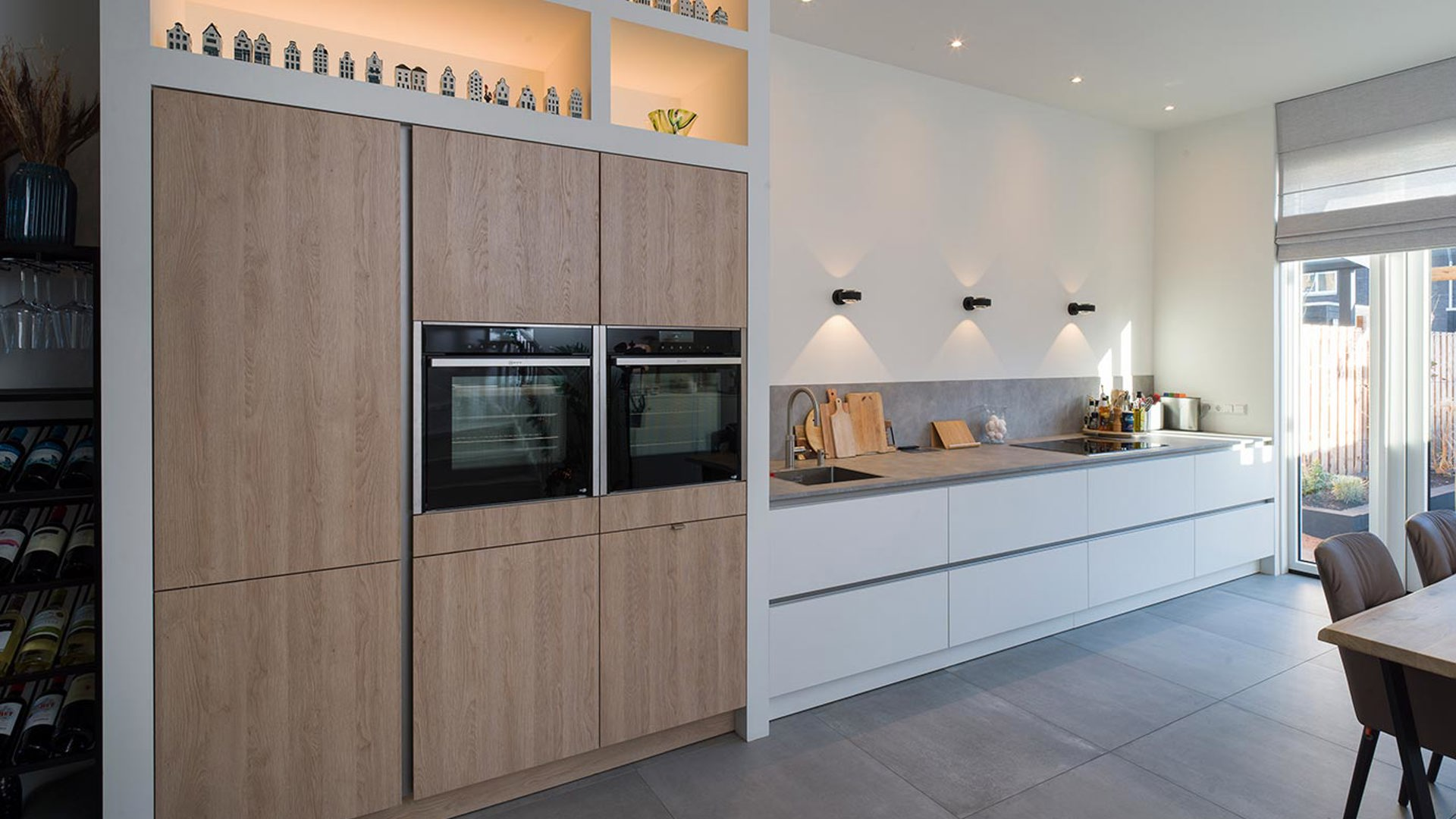Greeploze SieMatic PURE keuken met houten kastenwand