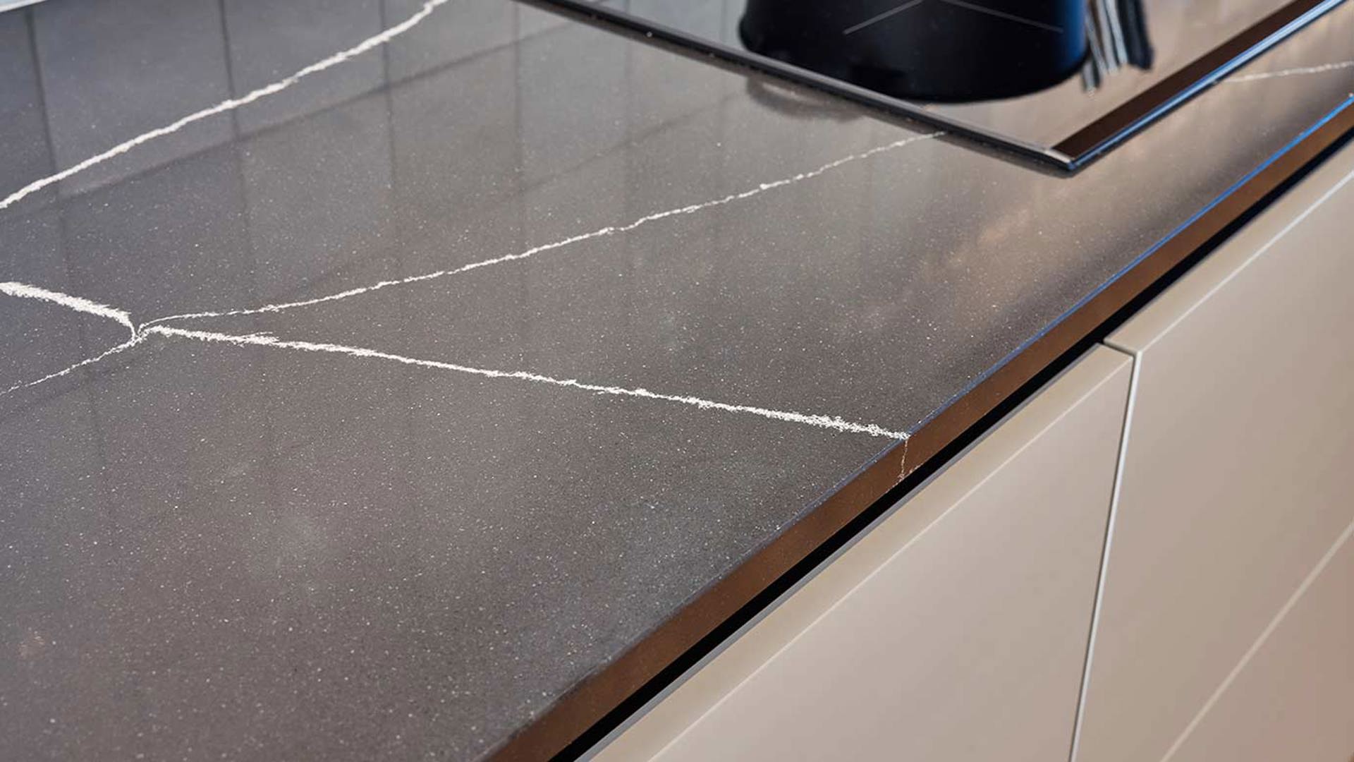 Moderne greeploze keuken Noordwijk, werkblad composiet
