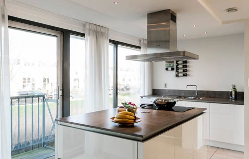 Keuken Velserbroek met afzuigunit aan plafond