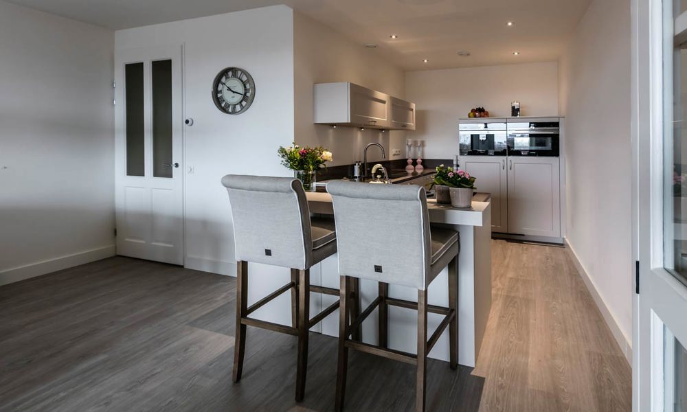 Landelijke moderne keuken met eetbar