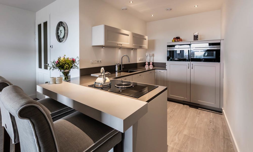 Landelijke moderne keuken met kastenwand