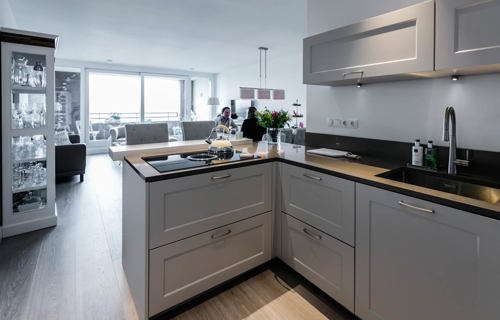 Landelijke moderne keuken met lage bovenkastjes