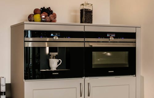 Landelijke moderne keuken met koffiemachine