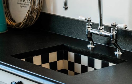 Landelijke keuken met tegelspoelbak