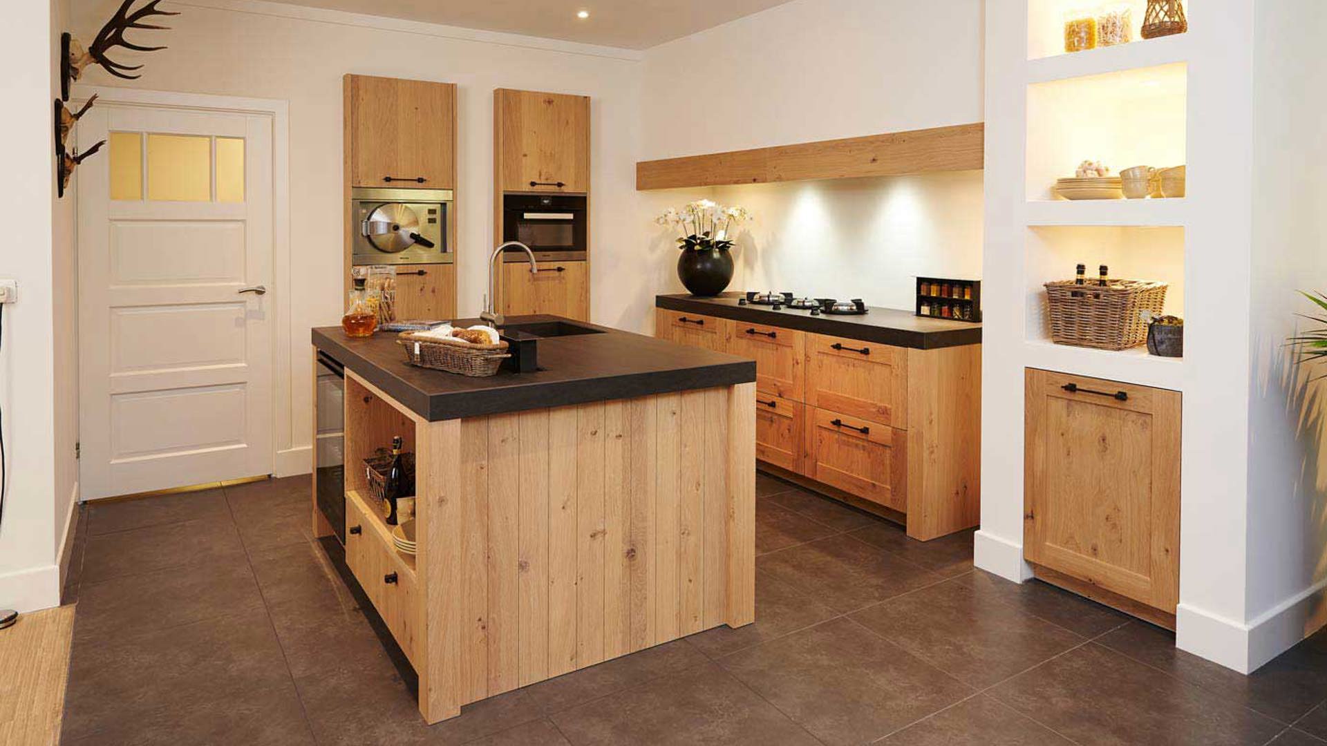 Luxe houten keuken in landelijk moderne stijl