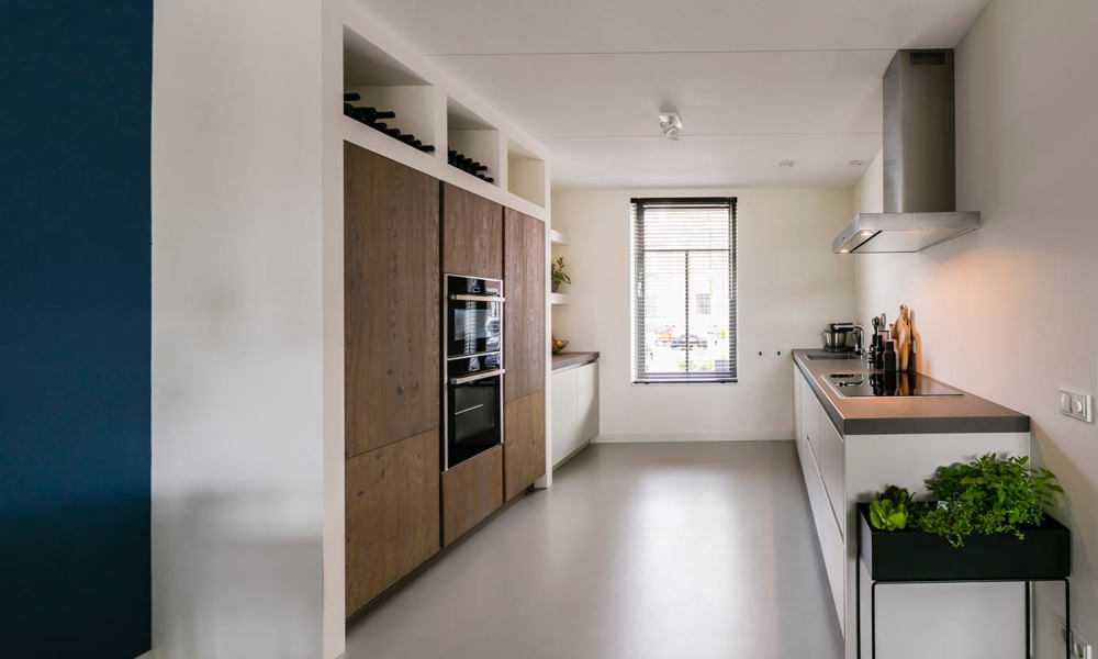 Moderne keuken Amsterdam met kastenwand