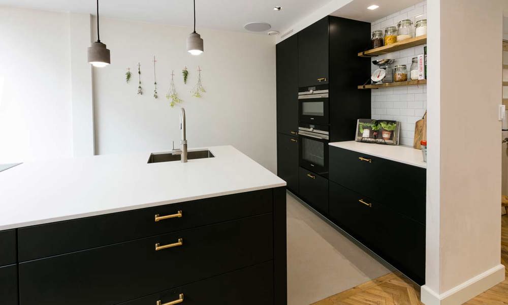Moderne keuken Heemstede met enkele spoelbak in eiland