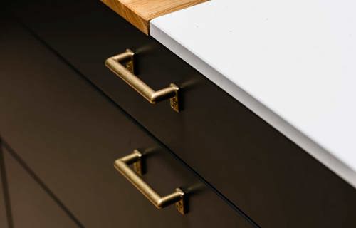 Moderne keuken Heemstede met goudkleurig handgreep