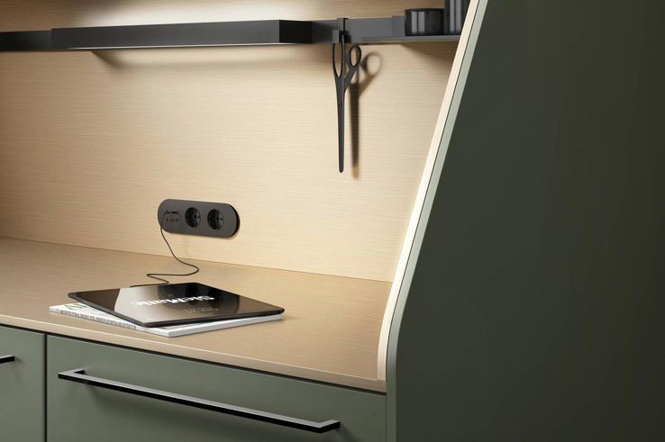 SieMatic keuken met de kleuren groen en hout, met oplader voor apparaten