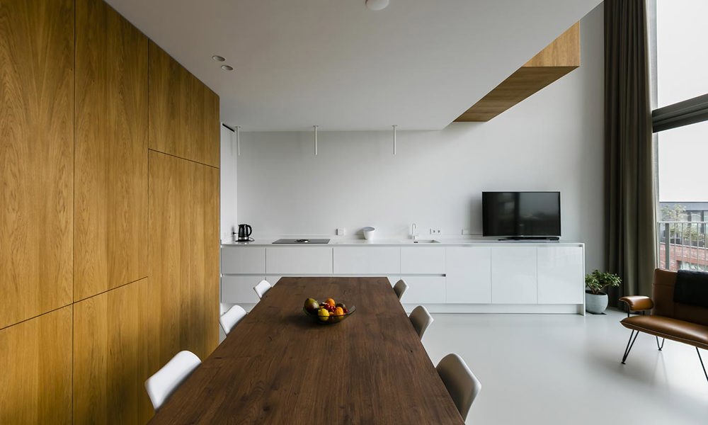 Greeploze design keuken met hout-kleur interieur