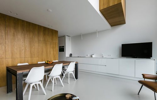 Greeploze design keuken met hout-kleur interieur