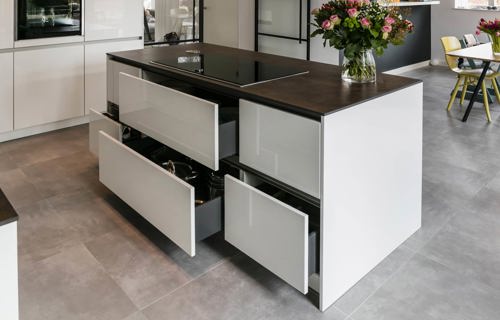 Keuken met kookeiland geplaatst in Bloemendaal, met grote lades in kookeiland